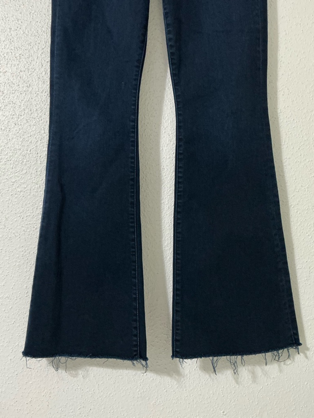 MOTHER The Weekender Fray Jeans in Chip On My Shoulder Size 28 - Picture 5 of 16